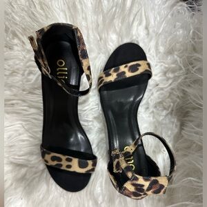 BRAND NEW NEVER WORN OLLIO cheatah‎ print heals